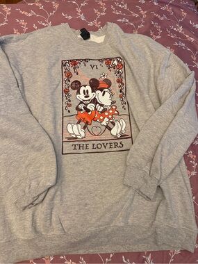 Gildan Gray Crewneck Sweatshirt with Graphic Accent